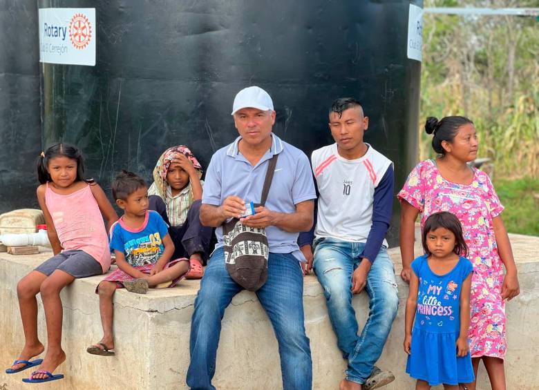 Juan (de gorra) dice que lo motiva que los niños ya no tengan que recorrer varios kilómetros para ir por el agua, y la alegría de la gente al ver salir el chorro.FOTO Cortesía