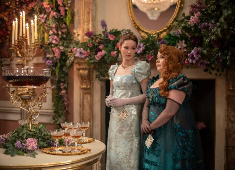 Penélope con Francesca Bridgerton en las imagenes del primer episodio de la tercera temporada. FOTO Cortesía Netflix.