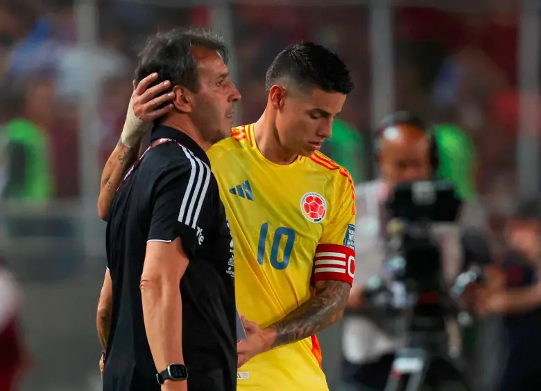 James Rodríguez, junto al técnico de Venezuela, Fernando Batista. FOTO GETTY