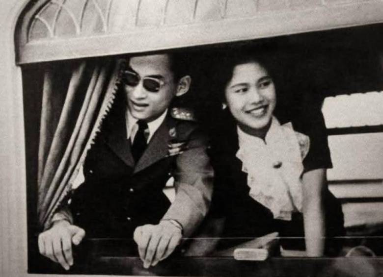 Sirikit junto a su esposo Bhumibol Adulyadej, el monarca con el reinado más largo en la historia de Tailandia. Ejerció como reina consorte desde 1950 hasta la muerte del rey en 2016. FOTO: REDES SOCIALES