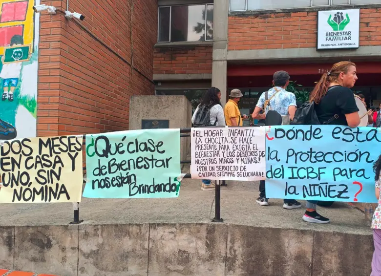 Las protestas en las afueras de la sede del ICBF Antioquia, en el barrio La América, se han vuelto cada vez más recurrentes por los problemas económicos que atraviesa la entidad. FOTO: SUSANA COGUA PÉREZ