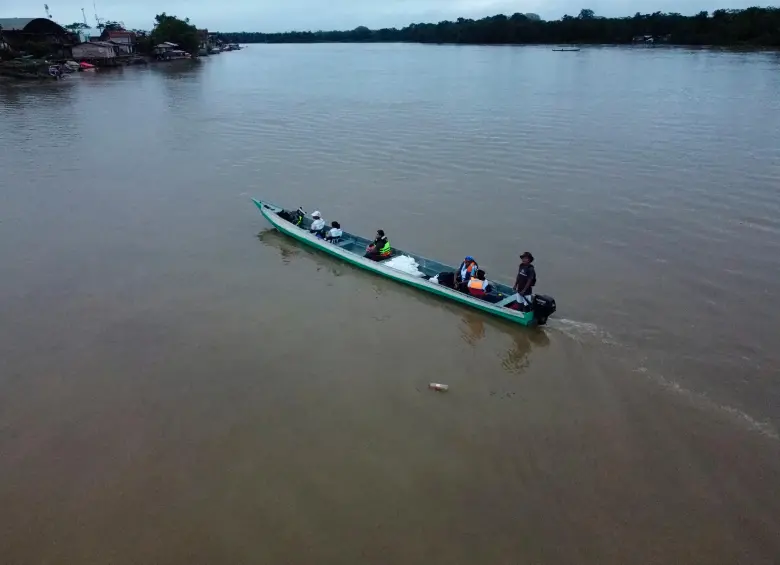 Lancha cargada de paquetes alimentarios cruzando un río en el Urabá antiqueño. FOTO Cortesía
