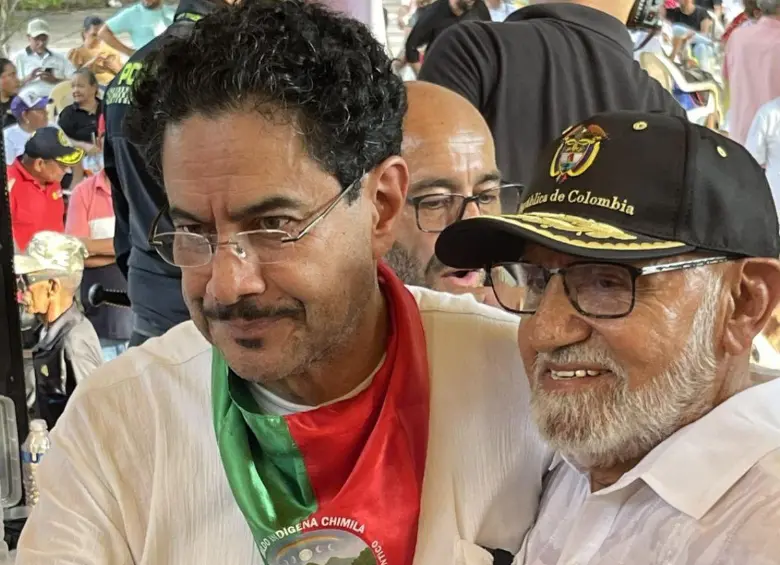 Iván Cepeda junto a “El Cura” Hoyos. Foto: Redes Sociales.