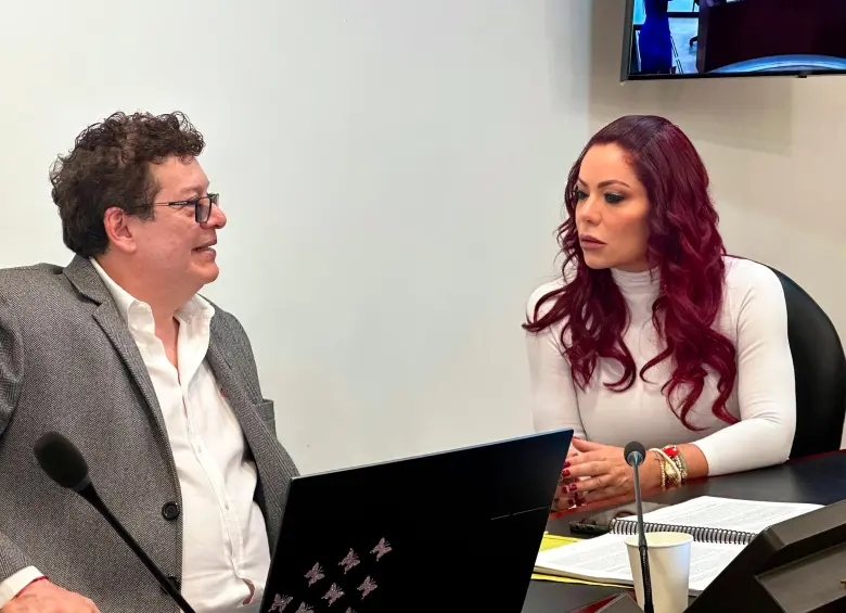 Arizabaleta (derecha) hace parte del triunvirato investigador encargado del proceso contra Petro por presunta violación de topes electorales. FOTO: X @GloArizabaleta