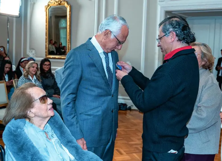 El presidente Gustavo Petro condecoró al ministro de Salud, Guillermo Jaramillo. Foto: Presidencia