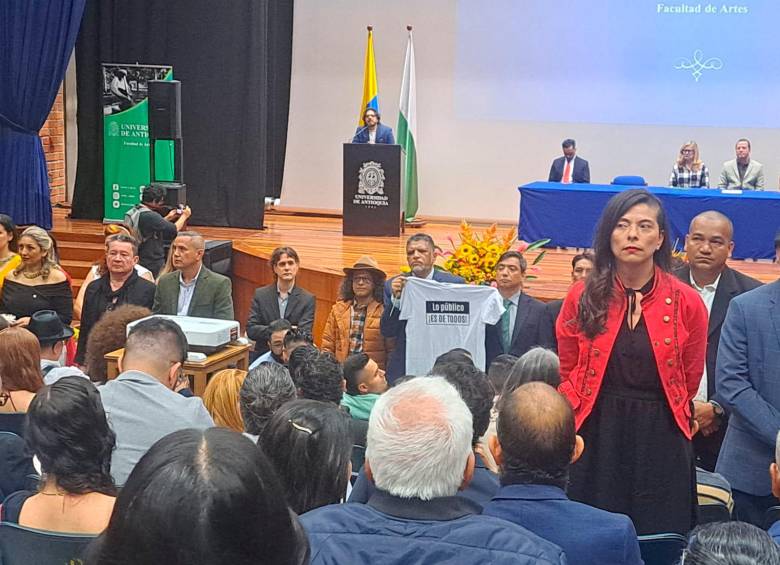 Momento en que algunos de los artistas dieron la espalda durante la intervención del Secretario de Cultura de Medellín. FOTO Cortesía.