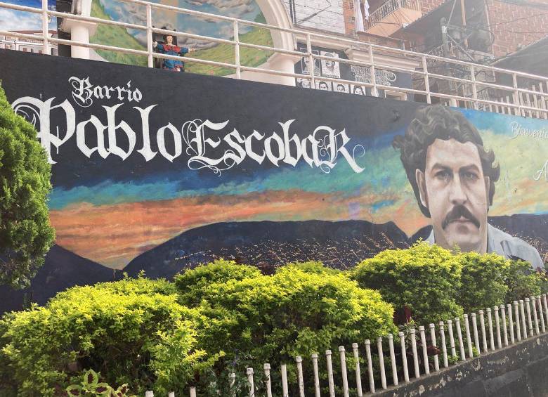 El grafiti de Pablo Escobar estaba a la entrada del empinado barrio de la comuna 9. FOTO: Cortesía