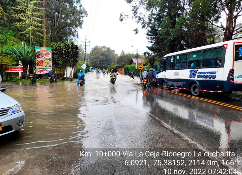 La recomendación es transitar con precaución mientras se solucionan los problemas de las vías. Foto: Devimed. 