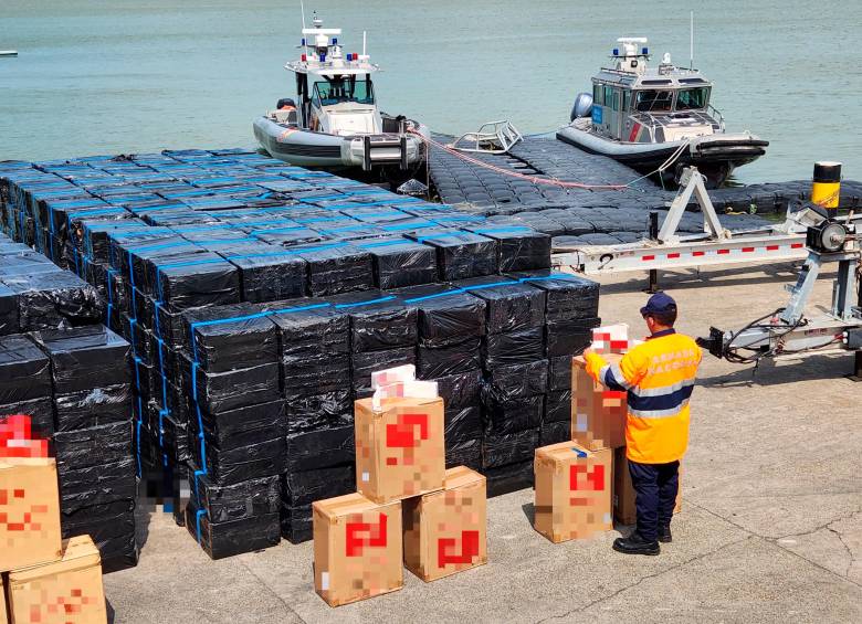 Las cajetillas de cigarrillo incautadas estaban ordenadamente empacadas en 2.827 cajas. FOTO CORTESÍA