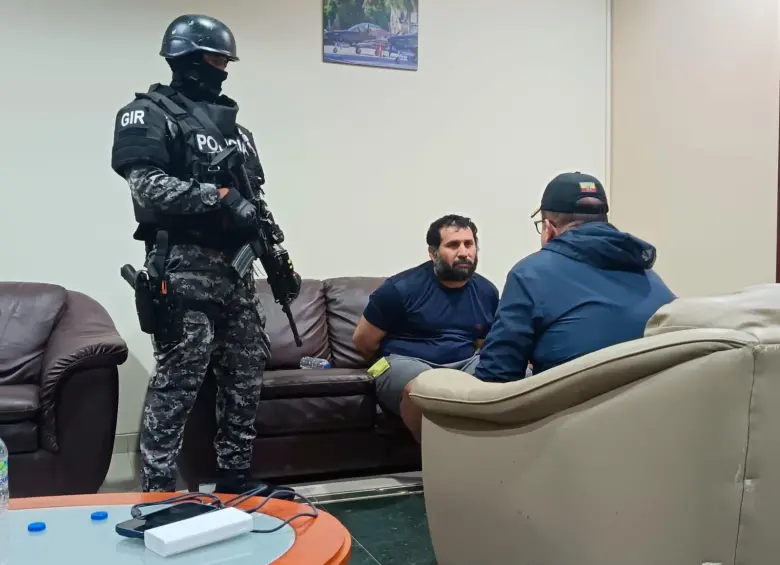 El ministro de Interior de Ecuador, John Reimberg, dialoga con alias “Fito”. FOTO: CORTESÍA Ministerio de Interior de Ecuador. 