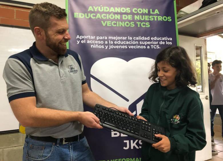 El profesor David Murphy de la institución The Columbus School entregando una donación de computadores en la I.E. Las Palmas, de Envigado. Foto: Cortesía