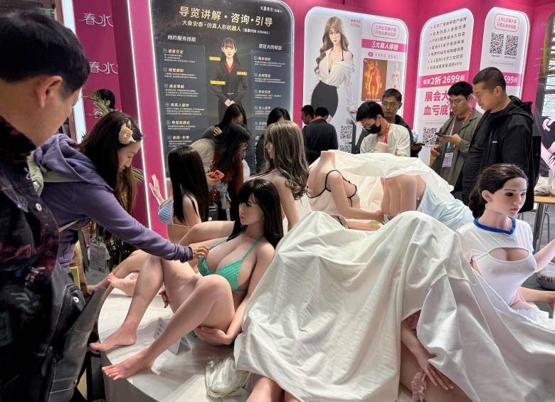 Personas visitan la Exposición Internacional de la Industria de Productos para Adultos de China. Foto Afp