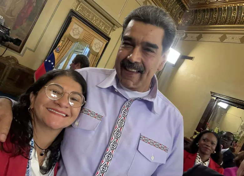 Sandra Ramírez y Nicolás Maduro durante el Encuentro de Parlamentarios Parlamentarias del Gran Caribe por la paz en Venezuela. FOTO: tomada de X, Sandra Ramírez.