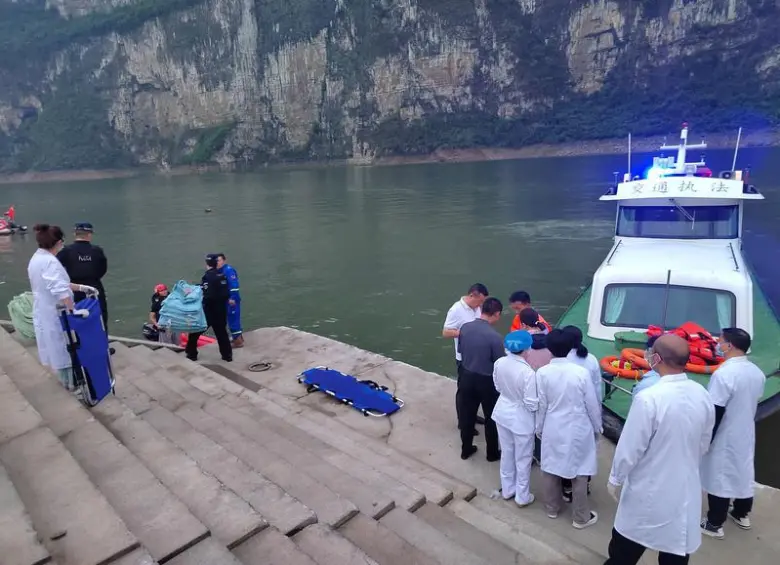 Al menos diez muertos y 70 heridos dejó naufragio de dos barcos con turistas en China