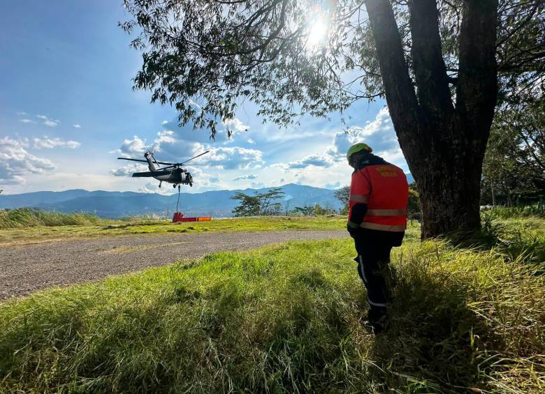 Desde el aire también intentan controlar las llamas. FOTO CORTESÍA DAGRD