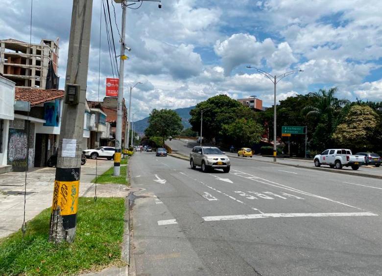 En este sitio se presentaron los disparos que le costaron la vida al presunto delincuente que fue baleado desde un vehículo de alta gama. Ocurrió cerca de la glorieta de Bulerías. FOTO: ANDRÉS FELIPE OSORIO GARCÍA.