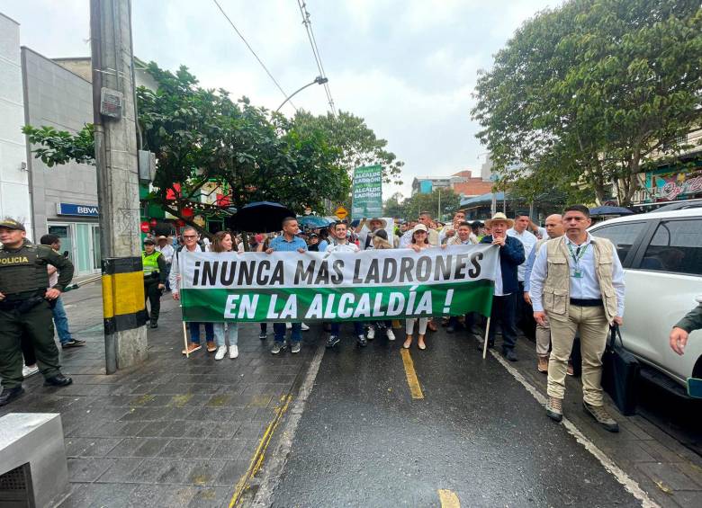 El expresidente Uribe lideró en medio de la lluvia dominguera una protesta contra Daniel Quintero. FOTO: CORTESÍA