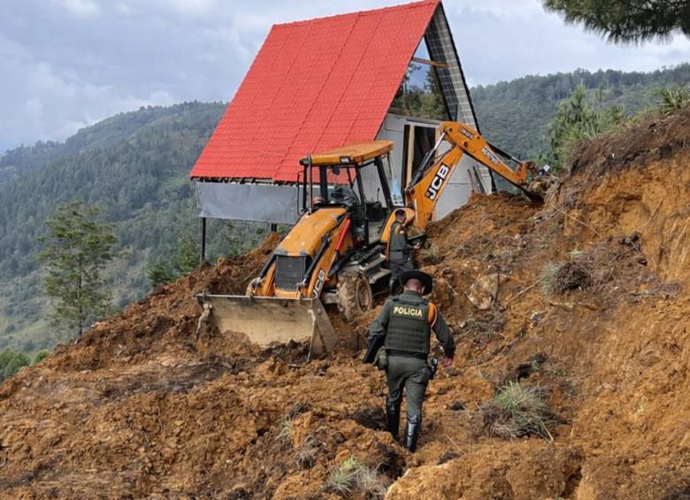 La decisión se dio en cumplimiento de una orden policial que obligaba a su propietario a demoler totalmente la edificación en el sector La Cervecería, en el corregimiento de Santa Elena. FOTO: Cortesía Alcaldía de Medellín
