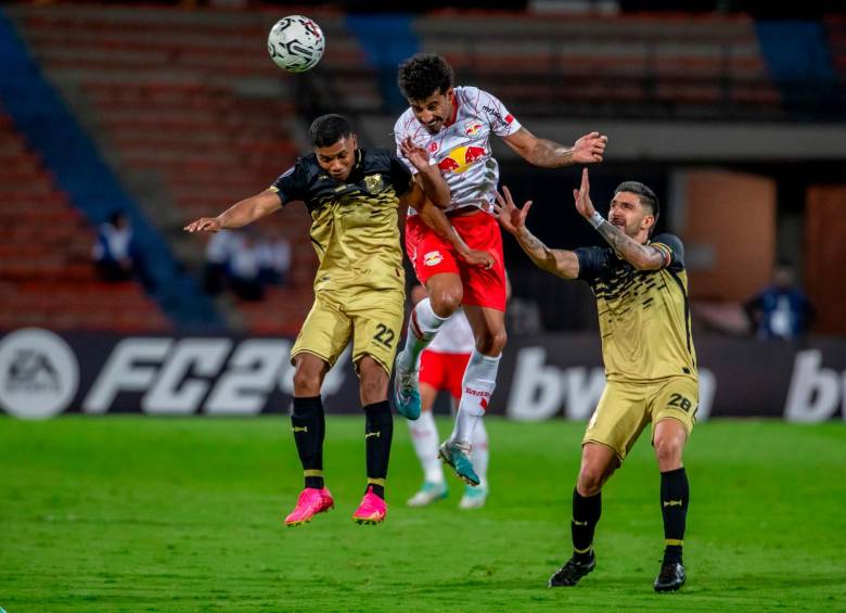 En la imagen aparece Jesús David Rivas (22) disputando el balón con un jugador de Bragantino. FOTO JUAN ANTONIO SÁNCHEZ