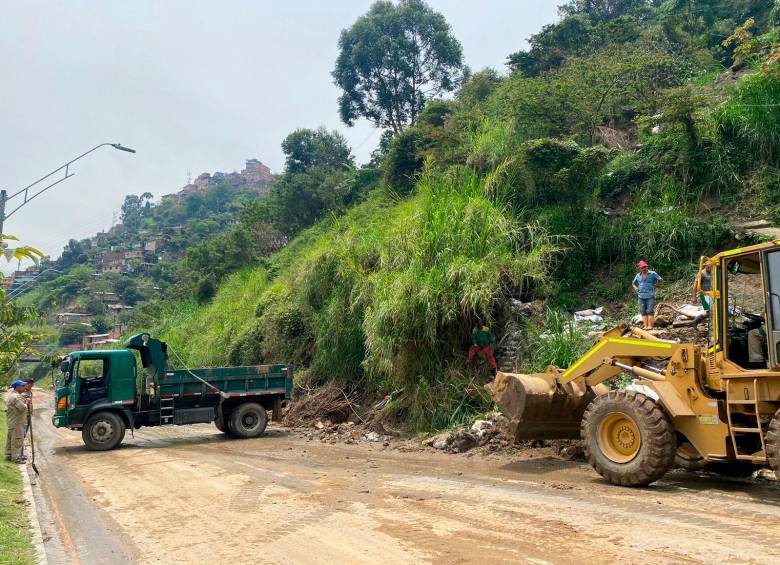Una cuadrilla trabaja para remover la tierra que cayó en la vía al Túnel de Occidente. FOTO CORTESÍA