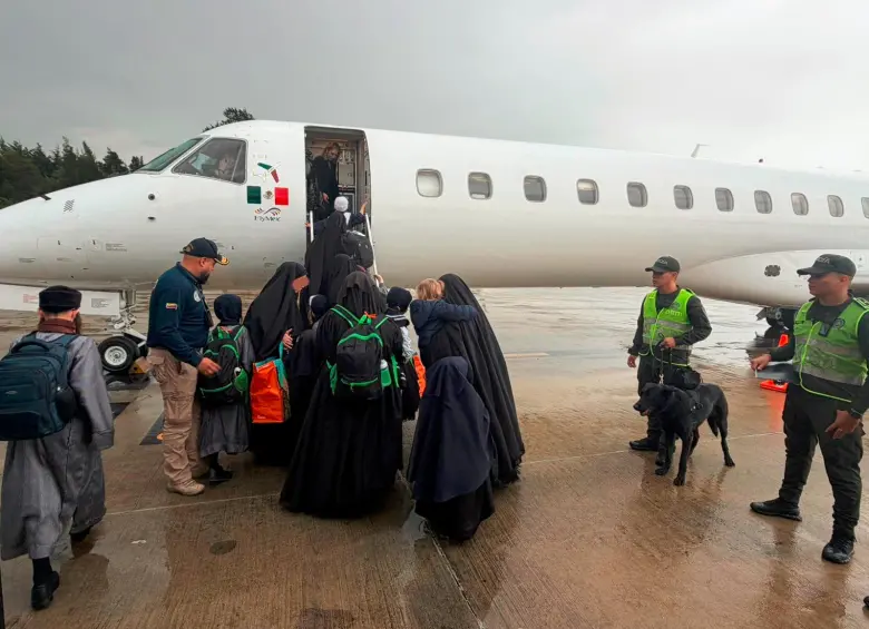 Los nueve adultos de la secta Lev Tahor que fueron encontrados en un hotel de Yarumal, Norte antioqueño, fueron expulsados de Colombia este lunes en un vuelo charter que los llevó a Nueva York, Estados Unidos. FOTO: Cortesía Migración Colombia