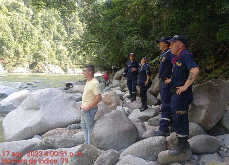 Rescatistas patrullan el río Samaná en búsqueda del hombre desaparecido.