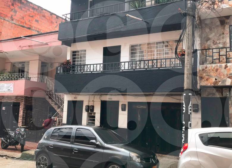 En el segundo piso de esta propiedad, en el barrio El Socorro, de Medellín, fue hallado el cuerpo sin vida de Leonardo Yulesmar Duque Gómez, de 55 años. FOTO: LAURA ROSA JIMÉNEZ VALENCIA