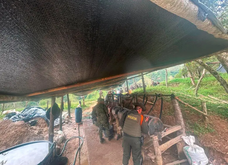 Esta era la estructura con la que se estaba ejerciendo la minería ilegal en Santa Rosa de Osos y que estaba afectando a las comunidades. FOTO: CORTESÍA