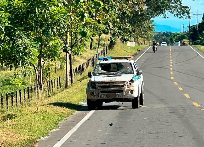 Así quedó la patrulla que fue atacada en una de las variantes que están ubicadas en el Urabá antioqueño. FOTO: CORTESÍA