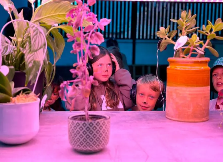 Instalación interactiva de biosonificación en el Just So Festival 2024, en Cheshire, visitada por más de 2.000 personas durante dos días. FOTO cortesía Bionic and the Wires