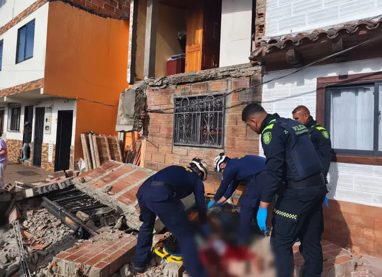 Durante el colapso del balcón resultó herido un hombre, que fue trasladado a la Clínica Somer. FOTO: Cortesía Alcaldía de Rionegro