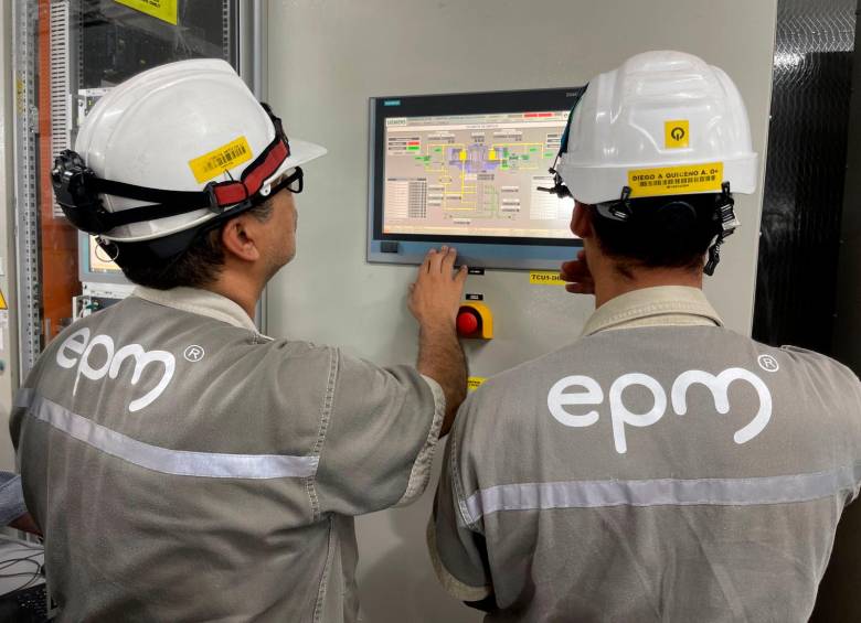 El personal de EPM estuvo al tanto de cada segundo en que estuvieron encendidas las turbinas. En los equipos estuvieron monitoreando las mediciones. Foto: Cortesía EPM 