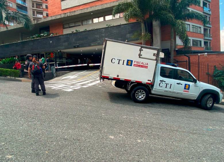 Dentro de este conjunto residencial, en El Poblado, se registró el homicidio de este extranjero, además de dejar a otro lesionado. FOTO: ANDRÉS FELIPE OSORIO GARCÍA
