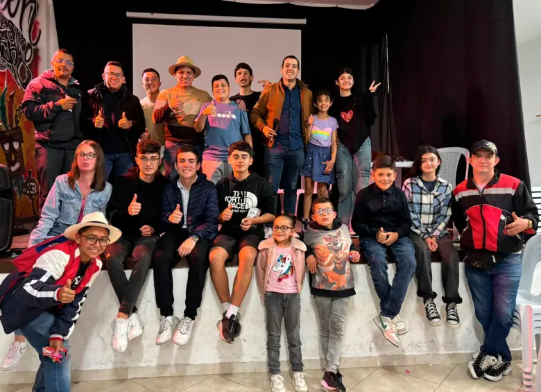 Estos son algunos integrantes de la Escuela de Trova de El Carmen de Viboral, que buscan viajar a Cuba. FOTO: CORRTESÍA