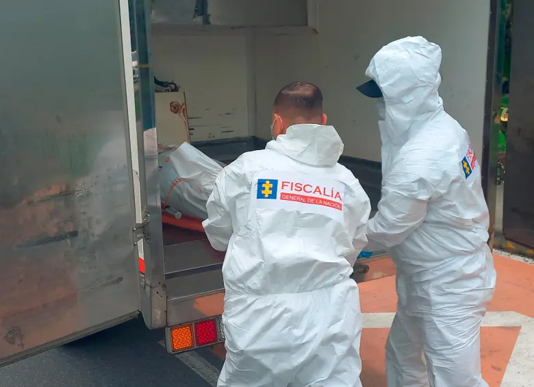 Los agentes del CTI de la Fiscalía realizaron la inspección al cuerpo sin vida del taxista Joaquín Emilio Ríos Rendón. FOTO: ARCHIVO