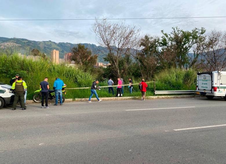 Van dos cadáveres hallados embolsados en la avenida Regional Oriental Norte, de Bello, en cuestión de una semana. FOTO: CORTESÍA.