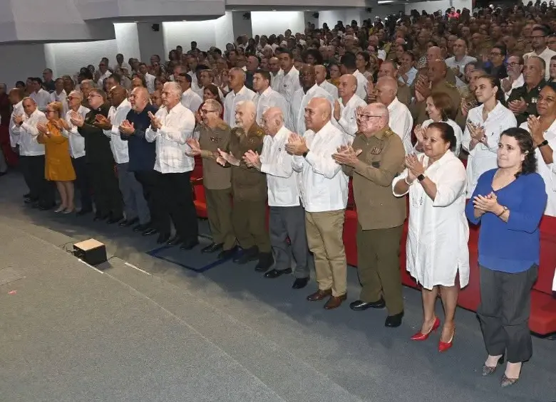 Fuertes rumores en redes sobre la muerte de Raúl Castro ( izquierda en imagen) son falsos. El dictador presenció el 60.º aniversario de la creación del Comité Central del Partido Comunista de Cuba (PCC) y del periódico <i>Granma</i>. FOTO: Periódico <i>Granma-</i>PCC.
