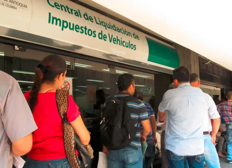 La central de liquidación de impuesto vehicular de la Gobernación de Antioquia, en el sótano de La Alpujarra, es uno de los puntos habilitados para el pago del impuesto vehicular, aunque se recomienda hacer uso de las plataformas virtuales. FOTO: MAURICIO PALACIO