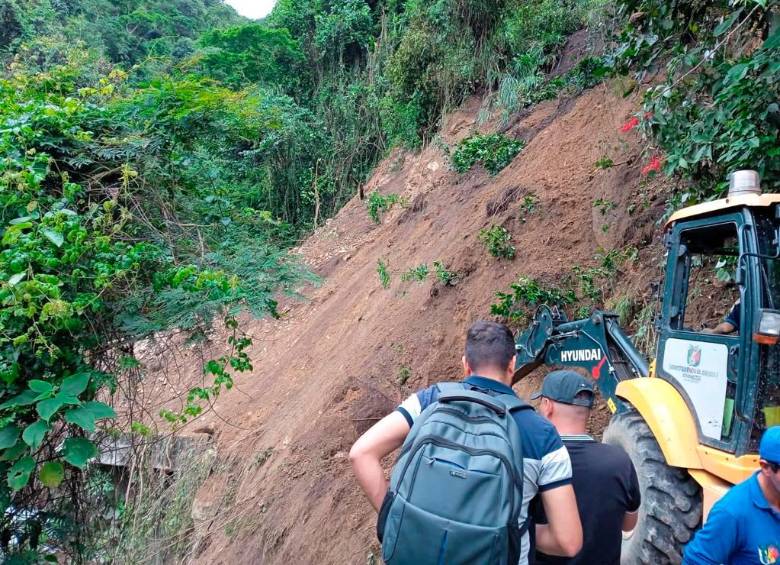 Este es el derrumbe de la vía de acceso por la Medellín-San Jerónimo, uno de los dos deslizamientos que tienen incomunicado a Ebéjico. FOTO: CORTESÍA
