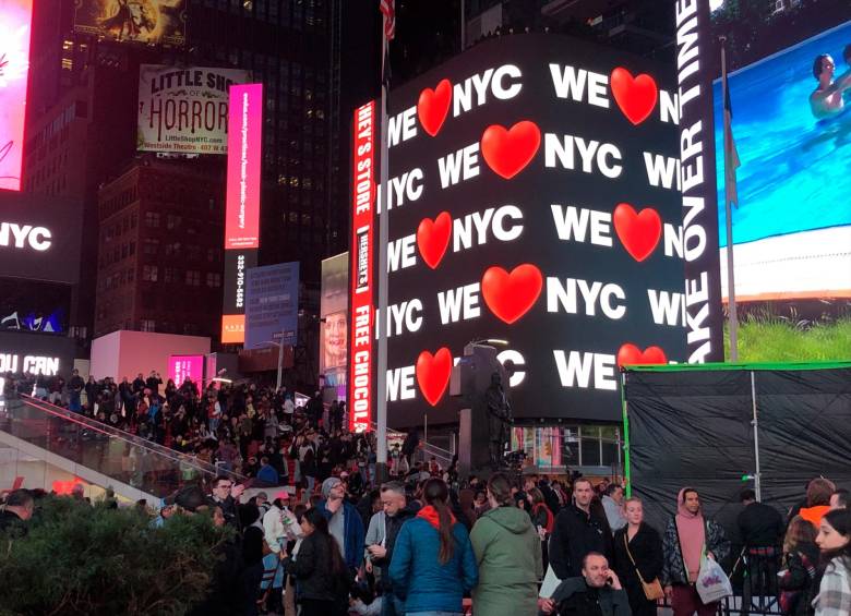  La ciudad de Nueva York lanzó esta semana su nuevo logo "We Love NYC" (Amamos la ciudad de Nueva York), un cambio que marca de algún modo la época pospandemia y tiene como fin reforzar la unión de los neoyorquinos, pero el nuevo símbolo no ha sido bien recibido por todos. FOTO EFE
