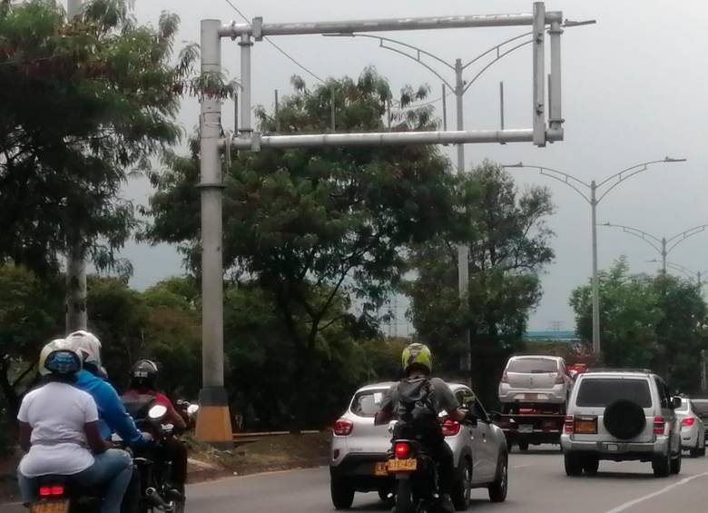 Actualmente, según la Secretaría de Movilidad de Medellín, cuatro tableros informativos se encuentran desmontados por el hurto de piezas. FOTO: MANUEL SALDARRIAGA
