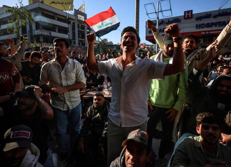 Miles de aficionados celebran la clasificación e Irak al Mundial, en el que su selección jugará en el Grupo I contra Francia, Senegal y Noruega. FOTO AFP
