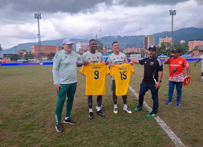 Momento en que Jhon Córdoba y Mateus Uribe reciben homenaje en Envigado. FOTO WILSON DÍAZ