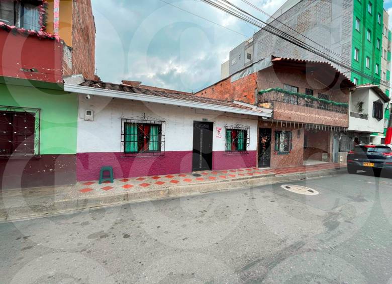 Dentro de esta vivienda del barrio Andalucía, de Caldas, ocurrió el crimen de Mateo Zuleta Rojas, de 20 años. Por estos hechos fue capturada su suegra. FOTO: ANDRÉS FELIPE OSORIO GARCÍA