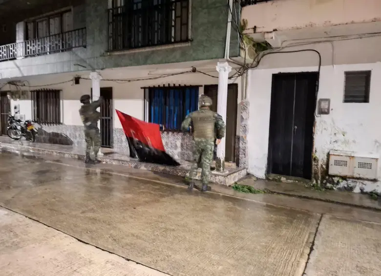 Los atacantes dejaron una bandera del Eln colgada y varios artefactos explosivos en cercanías al comando. FOTO: CORTESÍA