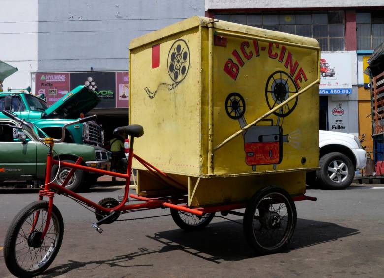 El primer modelo de triciclo del BiciCine que construyó Papá Giovanny, líder social de Barrio Triste para proyectar películas en la calle. Foto Cortesía BiciCine 