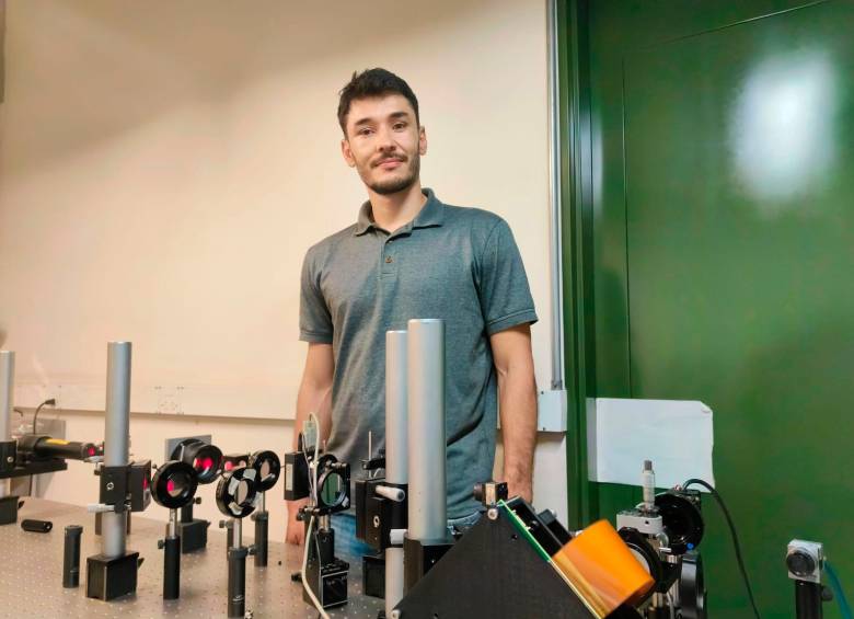 John Alexis Jaramillo Osorio, físico de la UdeA, desarrolló una solución óptica portátil que encripta datos con luz y fue reconocida como la mejor tesis doctoral del país. FOTO cortesía 