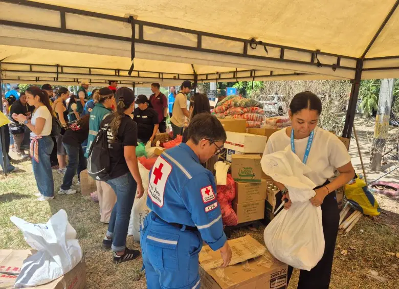 Cerca del puente peatonal que da a la calle San Juan, y a la estación Suramericana del metro hubo puntos de acopio de donaciones en especie. Foto: Cortesía. 