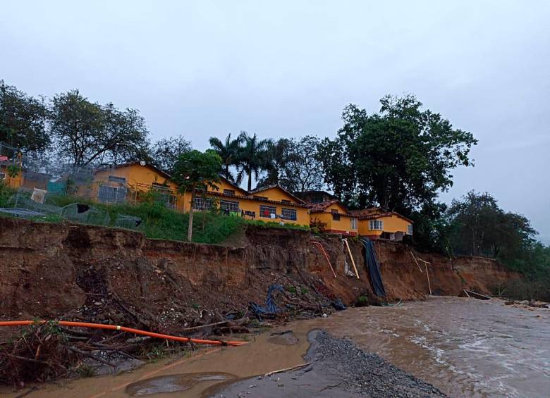 En Sopetrán la creciente del río Aurea generó el colapso estructural de un hotel por socavación lateral. FOTO Cortesía