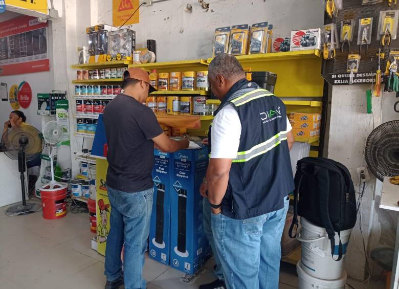 Los funcionarios de la Dian han estado visitando los establecimientos comerciales para verificar la facturación electrónica